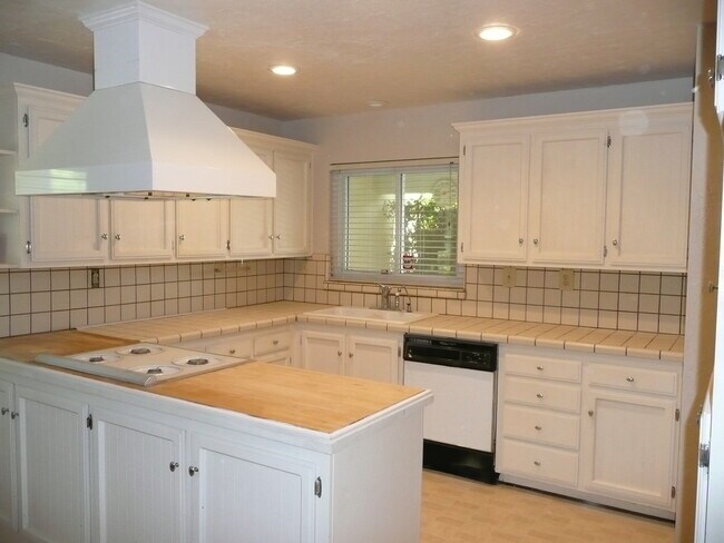 Kitchen - 3882 Yale Way