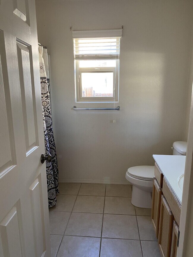 Building Photo - "Well-Kept 3 Bedroom 2 bathroom Villa Chap...