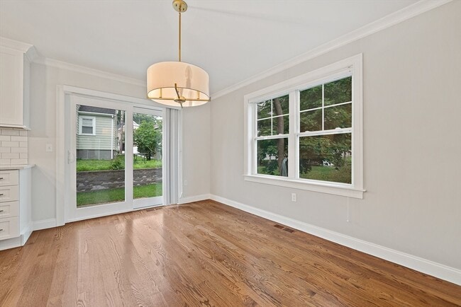 Building Photo - 15 Lakeview Ave