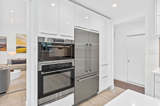 Building Photo - Stylish Condo in Desirable Alta Heights Neighborhood