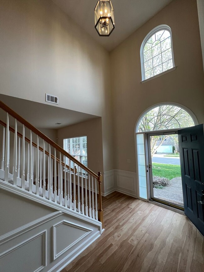 Building Photo - 4 bed, 2.5 bath w/ 2 car garage close to p...