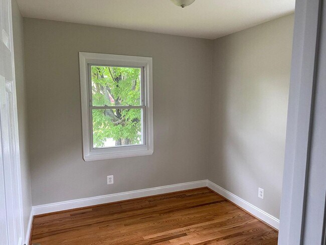 Building Photo - Spacious 5BR/2BA Single Family | Fresh Paint + New Carpet | New Kitchen Floor | Huge Yard + Deck