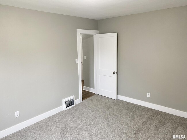 Building Photo - 303 Central St