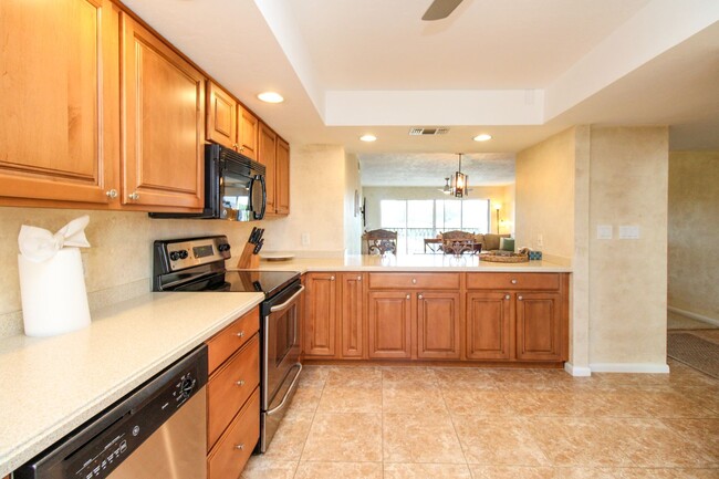 Building Photo - ** 2/2 CHARMING FURNISHED CONDO AT THE ISL...