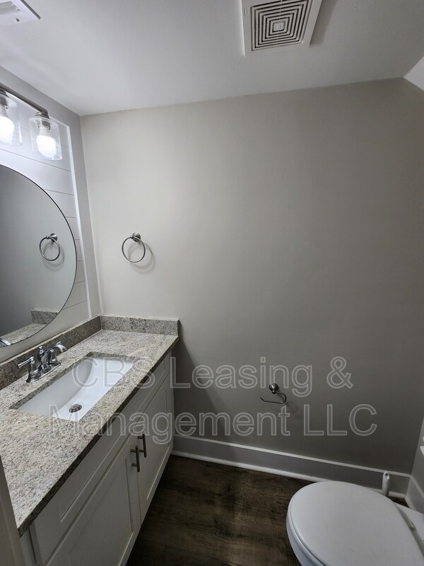 Building Photo - 630 Village Dr