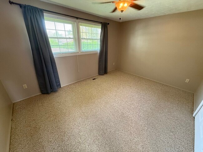 Building Photo - Stunning 3 beds 1.5 baths in Mineral Ridge