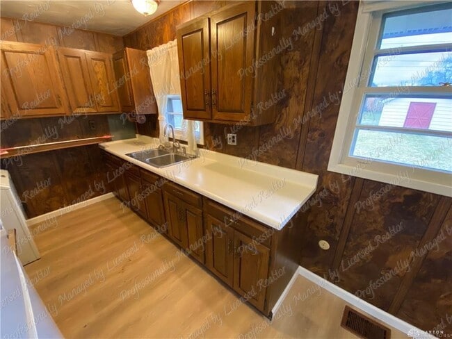 Building Photo - 563 Buttercup Ave