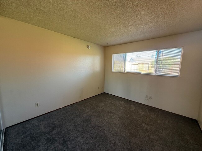 Building Photo - 3 bed 1 bath available in North Highlands!