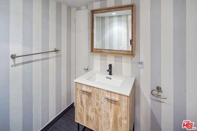 Building Photo - 1100 Alta Loma Rd