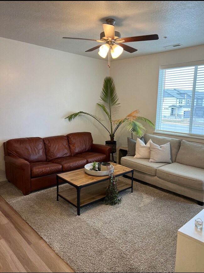 Building Photo - 664 N 380 W