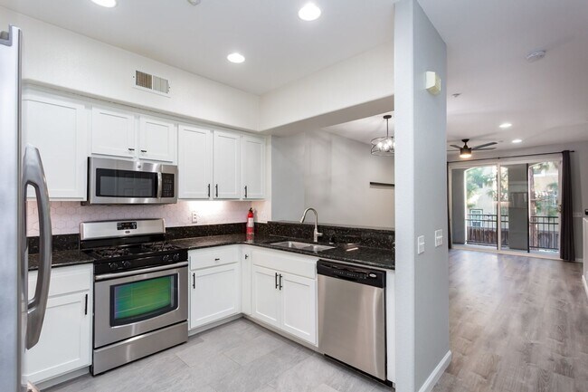 Building Photo - Beautiful Townhome in the heart of East Lake!