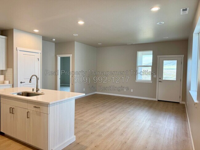 Building Photo - 3592 Stardust St
