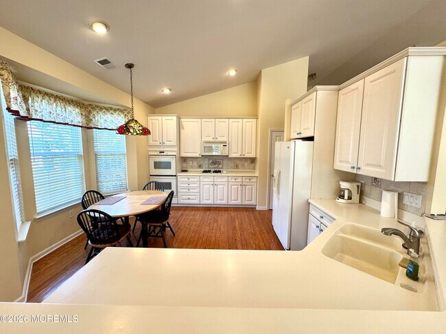 Building Photo - 105 Golf View Dr