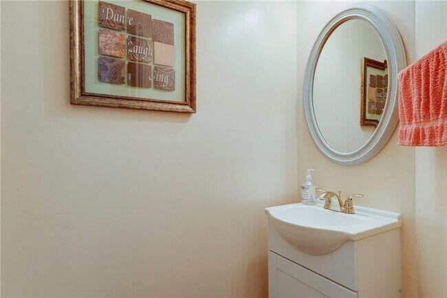 Building Photo - Great 4 bed 2.5 bath on Greenbelt