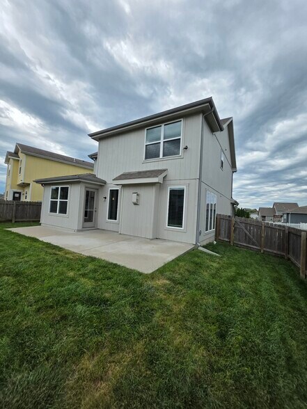 Building Photo - 1001 SW Arborfair Dr