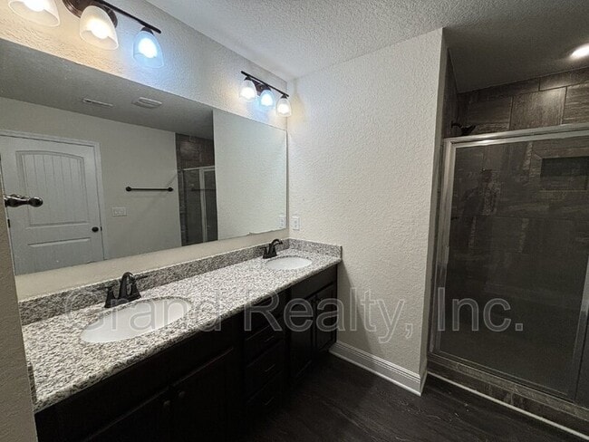 Building Photo - 4415 Village Oak Ln