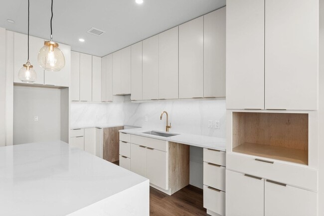Building Photo - Upscale 1BR Apt in Burlington - 5th Floor ...
