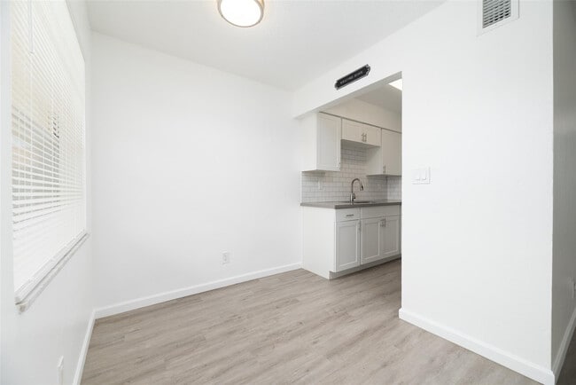 Building Photo - 1401 NE 17th Ct