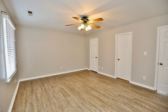 Building Photo - Updated End-Unit Brick Townhome Ready NOW!...