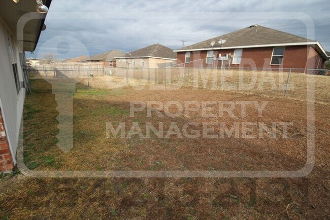 Building Photo - 2703 Lucille Dr