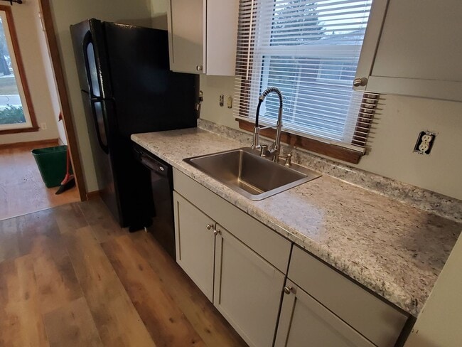 Building Photo - Brown Deer 3 bedroom ranch