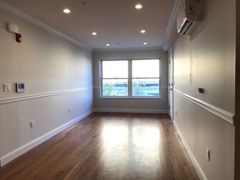 LIVING ROOM - 1613 Summit Ave