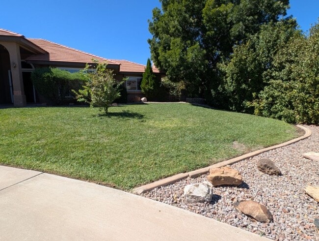 Building Photo - 1036 E McKinley Wy