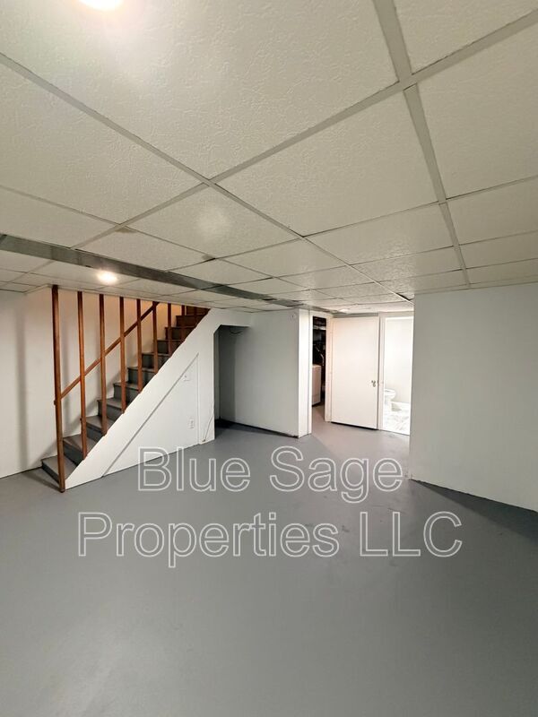 Building Photo - 402 Rively Ave