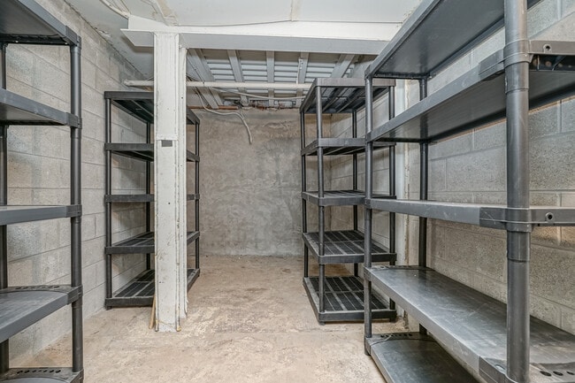 Building Photo - 6 Strawberry St