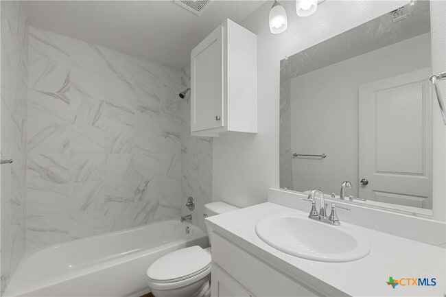 Building Photo - 230 Plum St