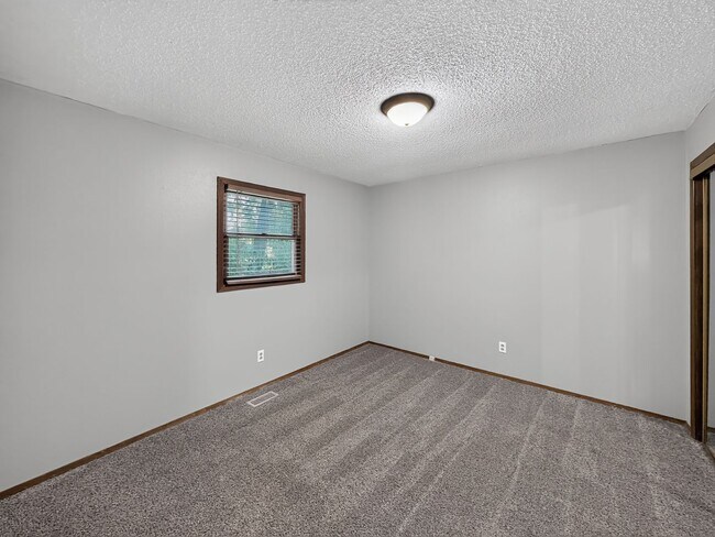 Building Photo - 11 Malvern Ln