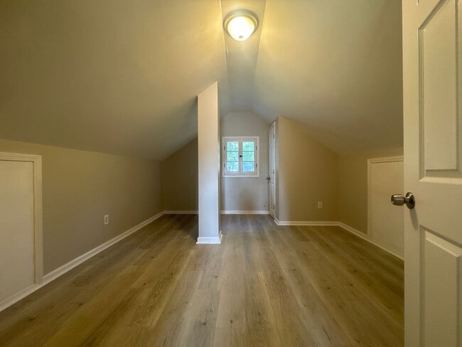 Building Photo - Updated 3 Bed 1 Bath w/Large Yard