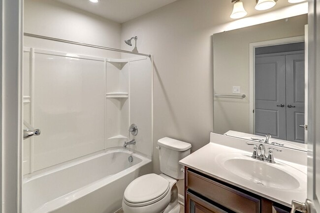 Building Photo - Wonderful townhome