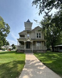 Building Photo - 2 bed right across the street from campus!...