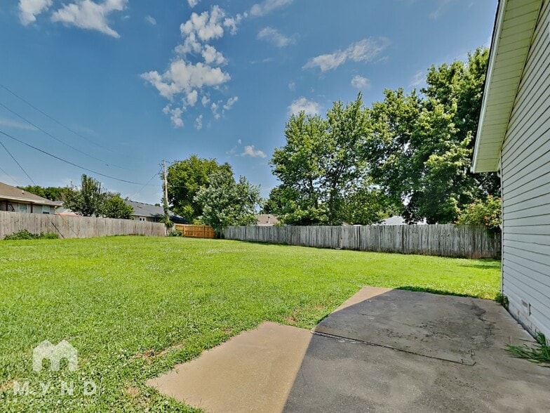 Building Photo - 419 S Sherwood Ave