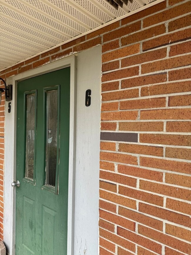 Building Photo - One bedroom