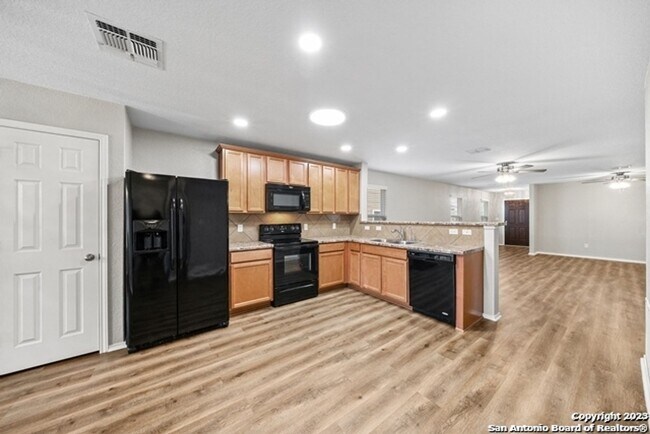 Building Photo - 3 Bedroom/2 Bath Silver Canyon Subdivision