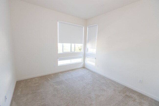 Building Photo - 1625 Hampton Dr