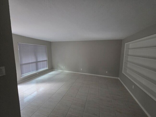Building Photo - Updated 1-Bedroom Condo Near Pool Ready fo...