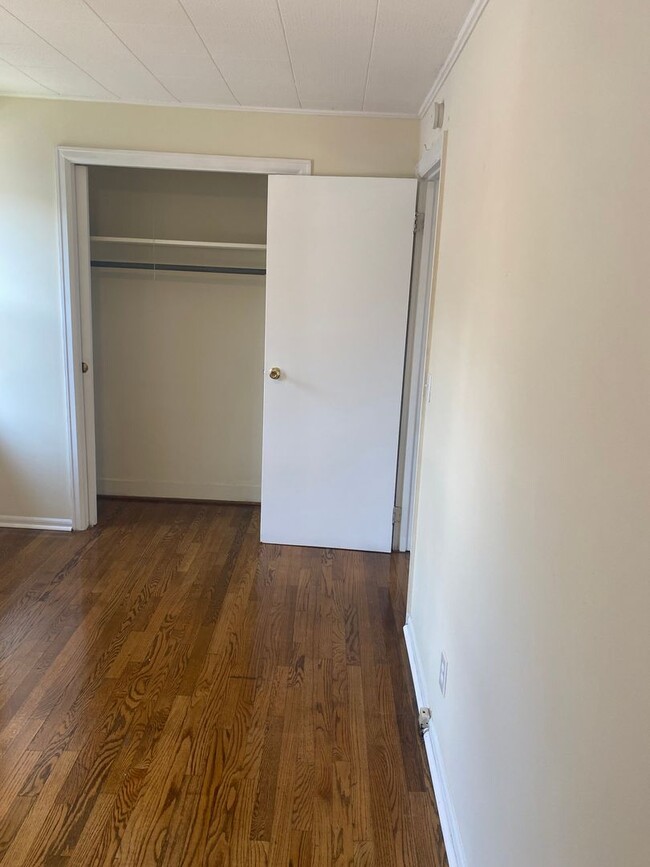 Building Photo - Cozy Single Bungalow right in the Wedge! A...