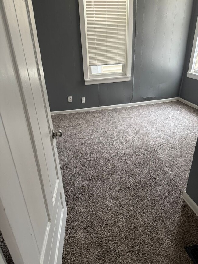 Building Photo - Large 5BR/2Ba House- Close to U of L Leasing Special- sign lease by 6/15/2026 and second month is...