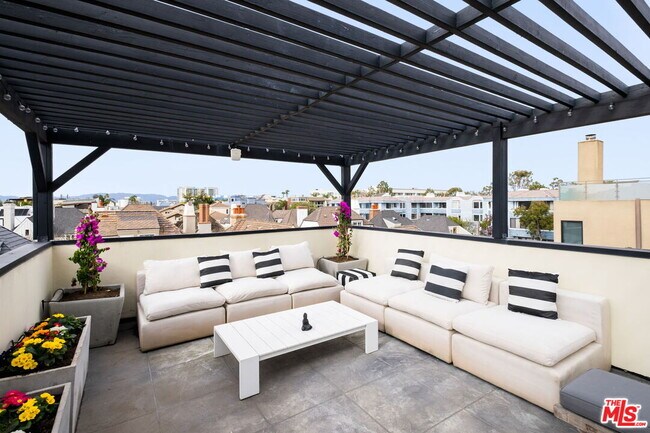 Building Photo - 129 Outrigger Mall