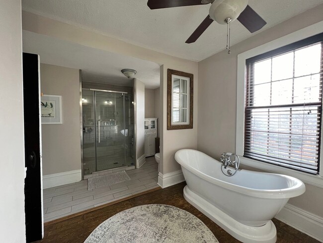 Building Photo - Charming 3 Bedroom with Lush Sunset Views ...
