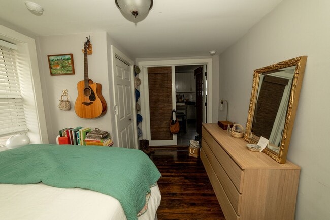Building Photo - Charming 3-Bedroom Furnished Home – Walk t...