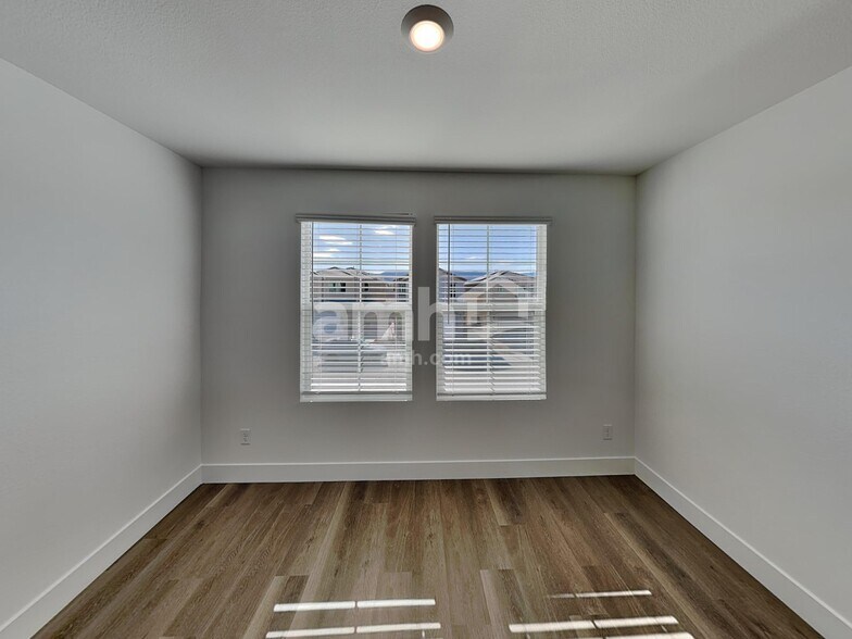 Building Photo - 5864 Vaes Dothrak St