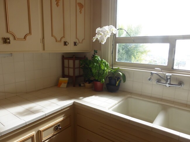 Building Photo - 211 W Highland Dr