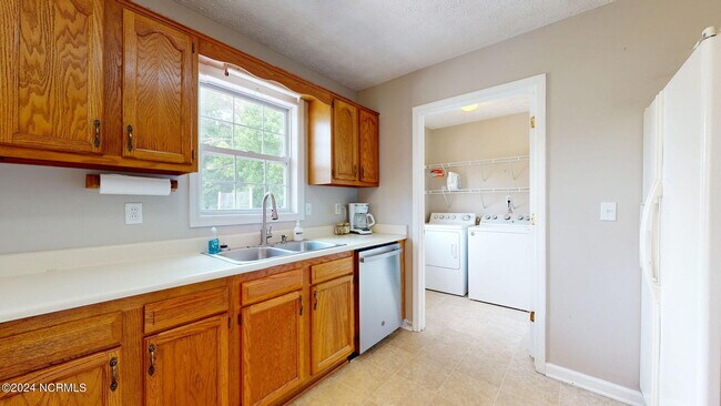 Building Photo - 177 Avis Dr