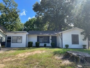 Building Photo - Spacious Sunset Acres Home