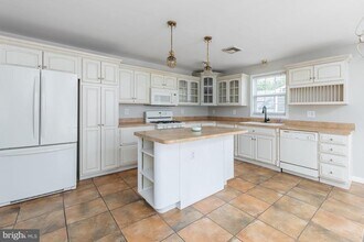 Building Photo - 1304 Clearbrook Ave