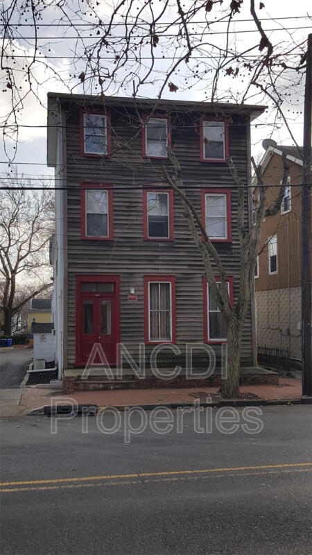 Building Photo - 122 Garden St